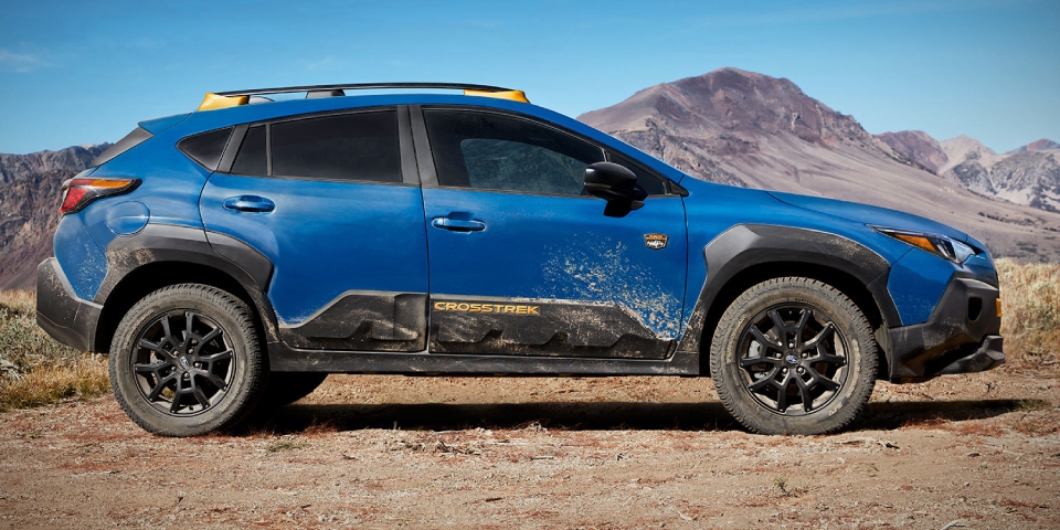 Vue latéral du Subaru Crosstrek 2024 sur route de sable