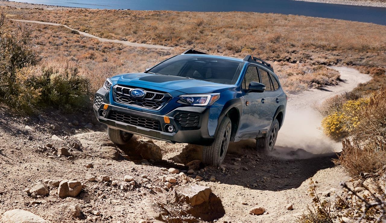 Le Subaru Outback 2025 conduisant dans un désert.