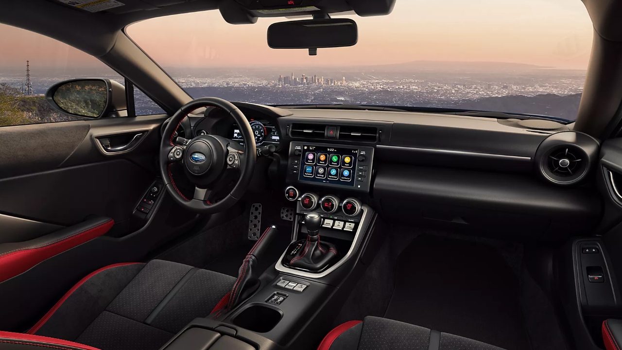 vue de l'habitacle et du tableau de bord d'un Subaru BRZ 2025