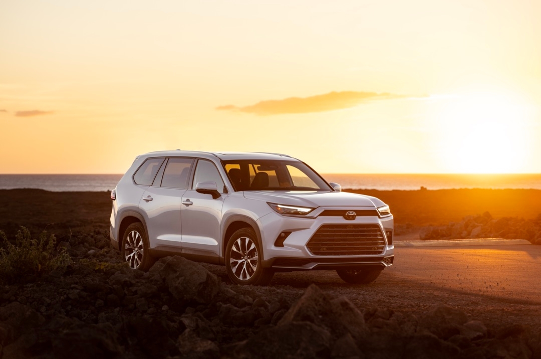 Le Toyota Grand Highlander au couché du soleil.