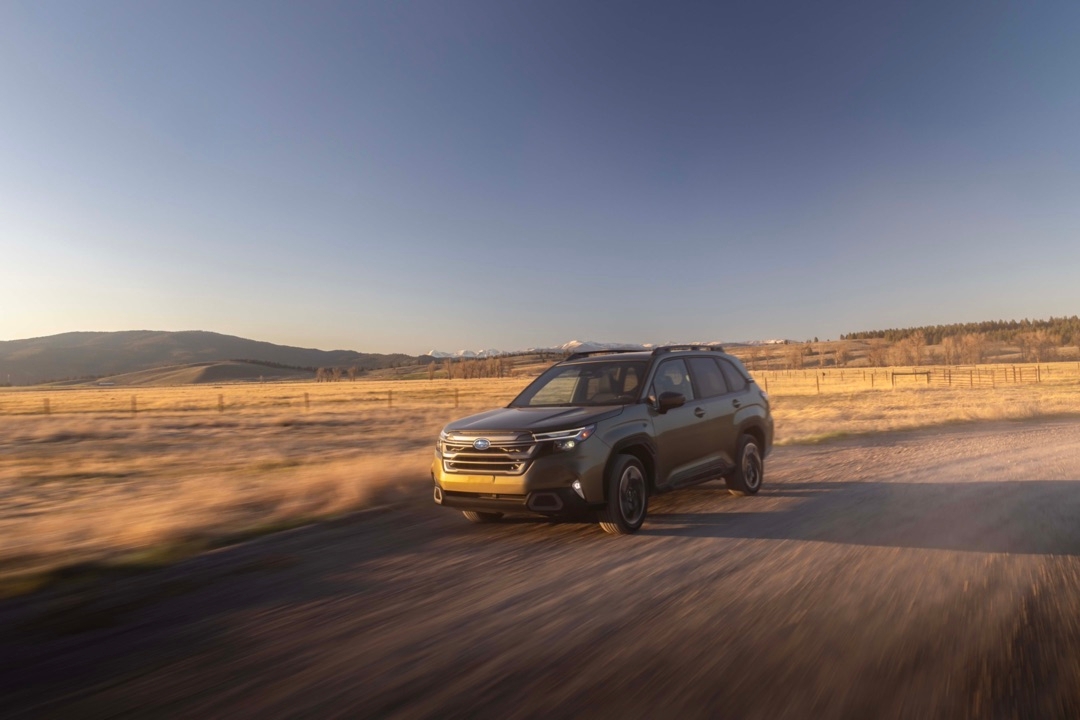 Vue 3/4 avant du Subaru Forester 2025 roulant sur un chemin en campagne.