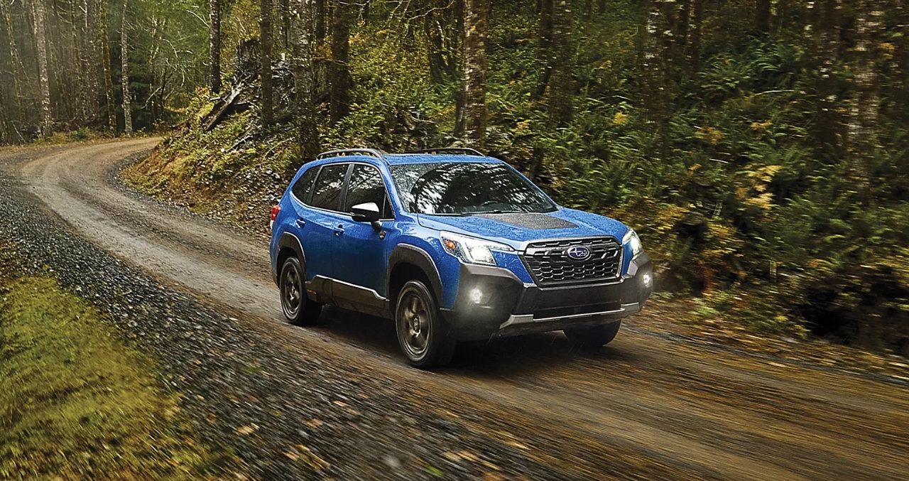 vue latérale avant d'un Subaru Forester 2025 sur un sentier en forêt