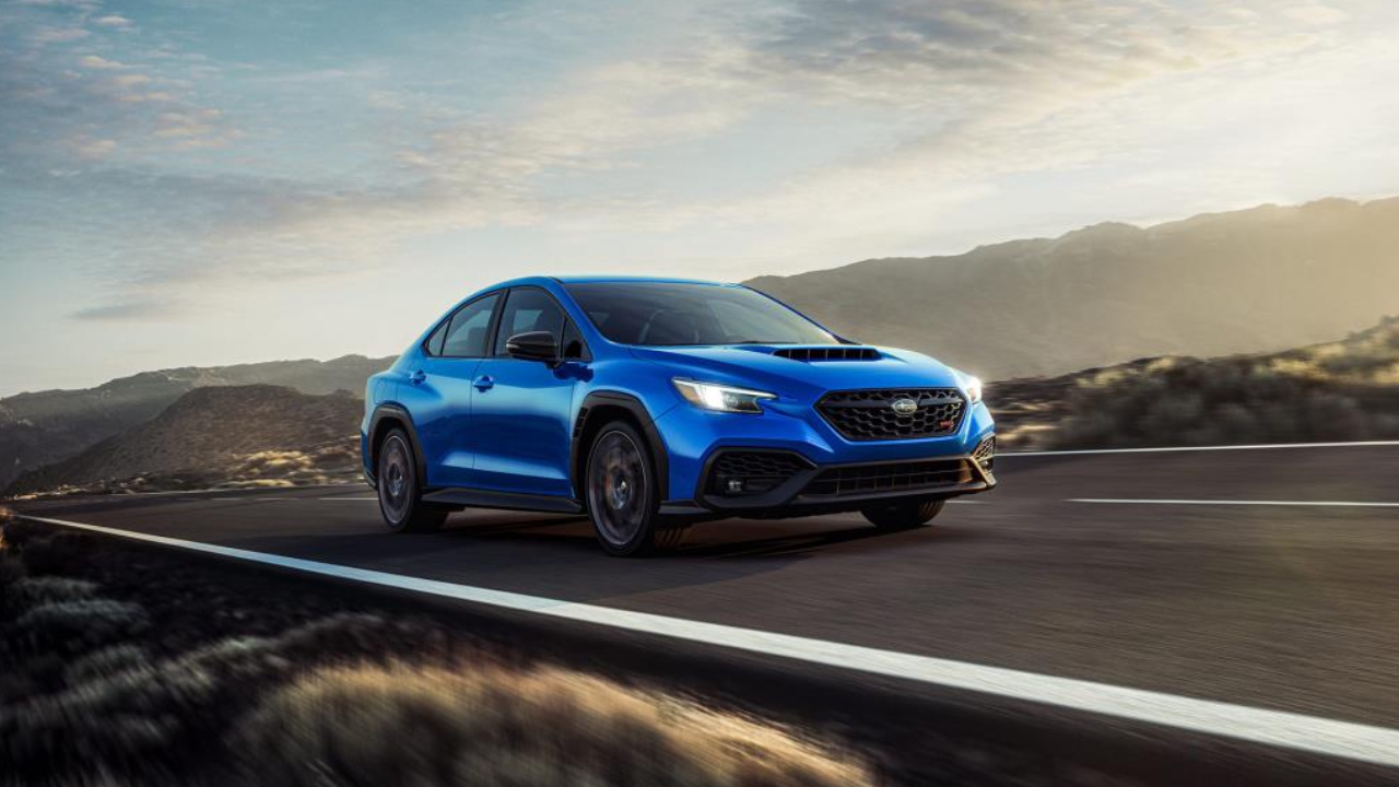 vue latérale avant d'un Subaru WRX 2025 sur une route de campagne