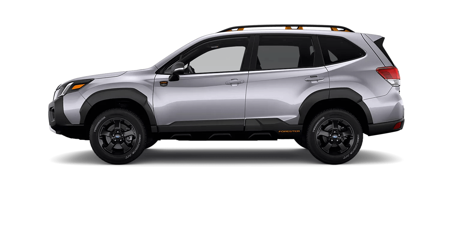 Profil latéral complet du Subaru Forester Wilderness 2025 argenté sur fond noir, mettant en valeur les détails de design robustes.