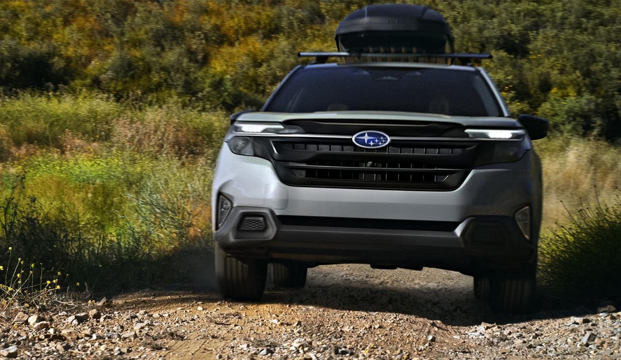 Vue avant du Subaru Forester 2025 sur un chemin en nature.