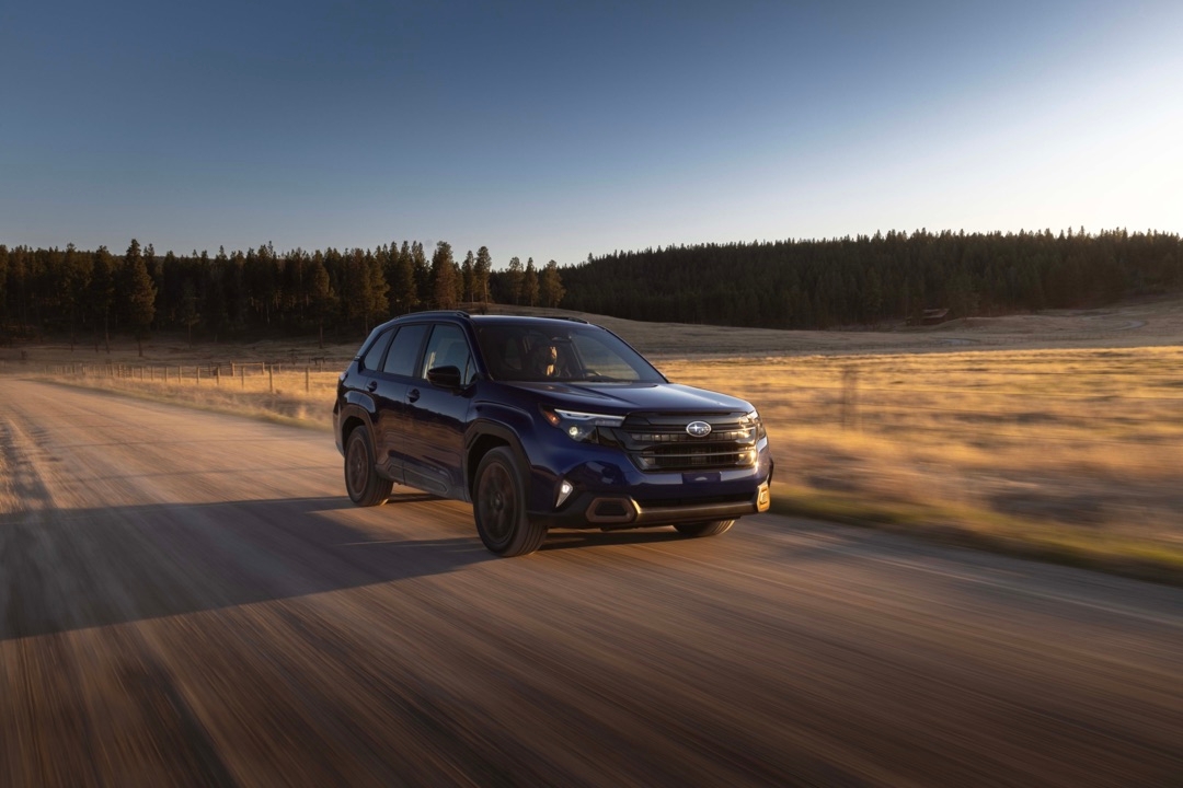 Vue 3/4 avant du Subaru Forester 2025 roulant sur un chemin de terre.