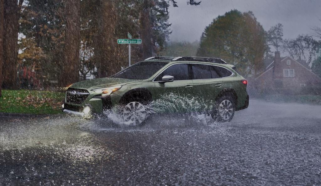 Le Subaru Outback 2025 roulant dans l'eau.