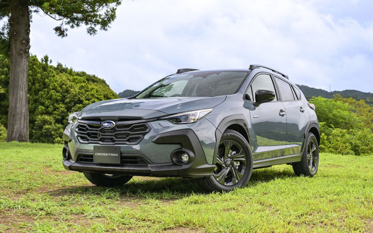 vue latérale avant d'une Subaru Crosstrek 2024 dans un parc