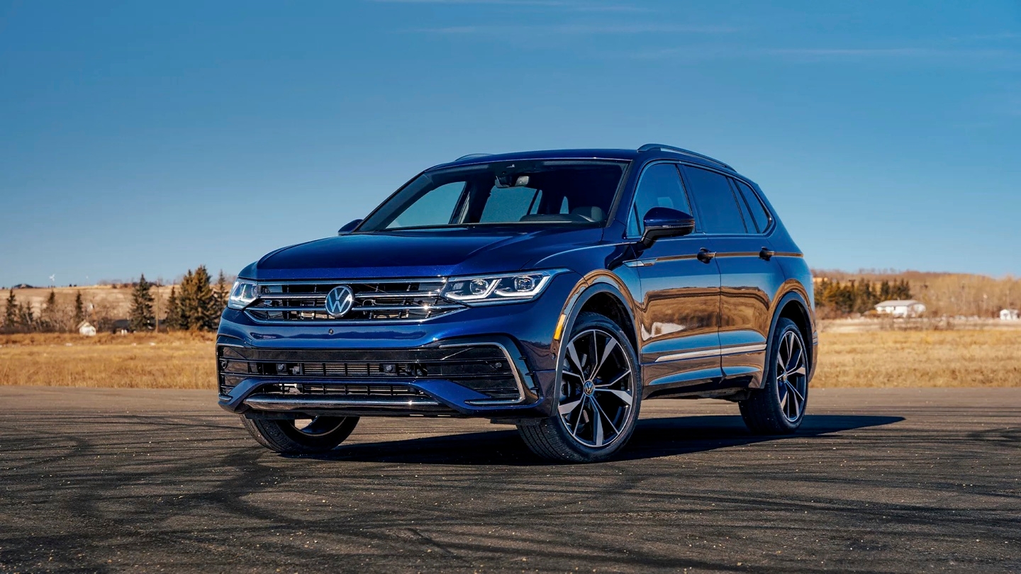 Le Volkswagen Tiguan stationné sur l'asphalte.