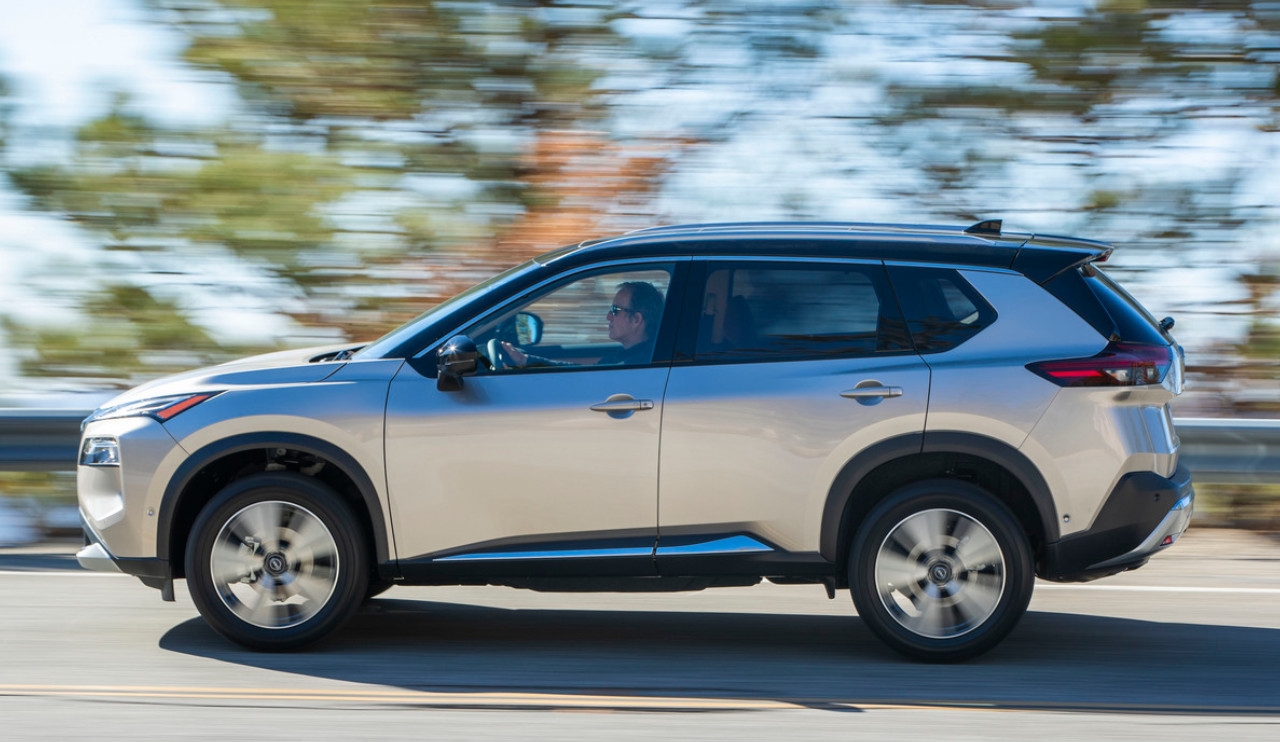 vue latérale d'une Nissan Rogue 2024 sur une route de campagne