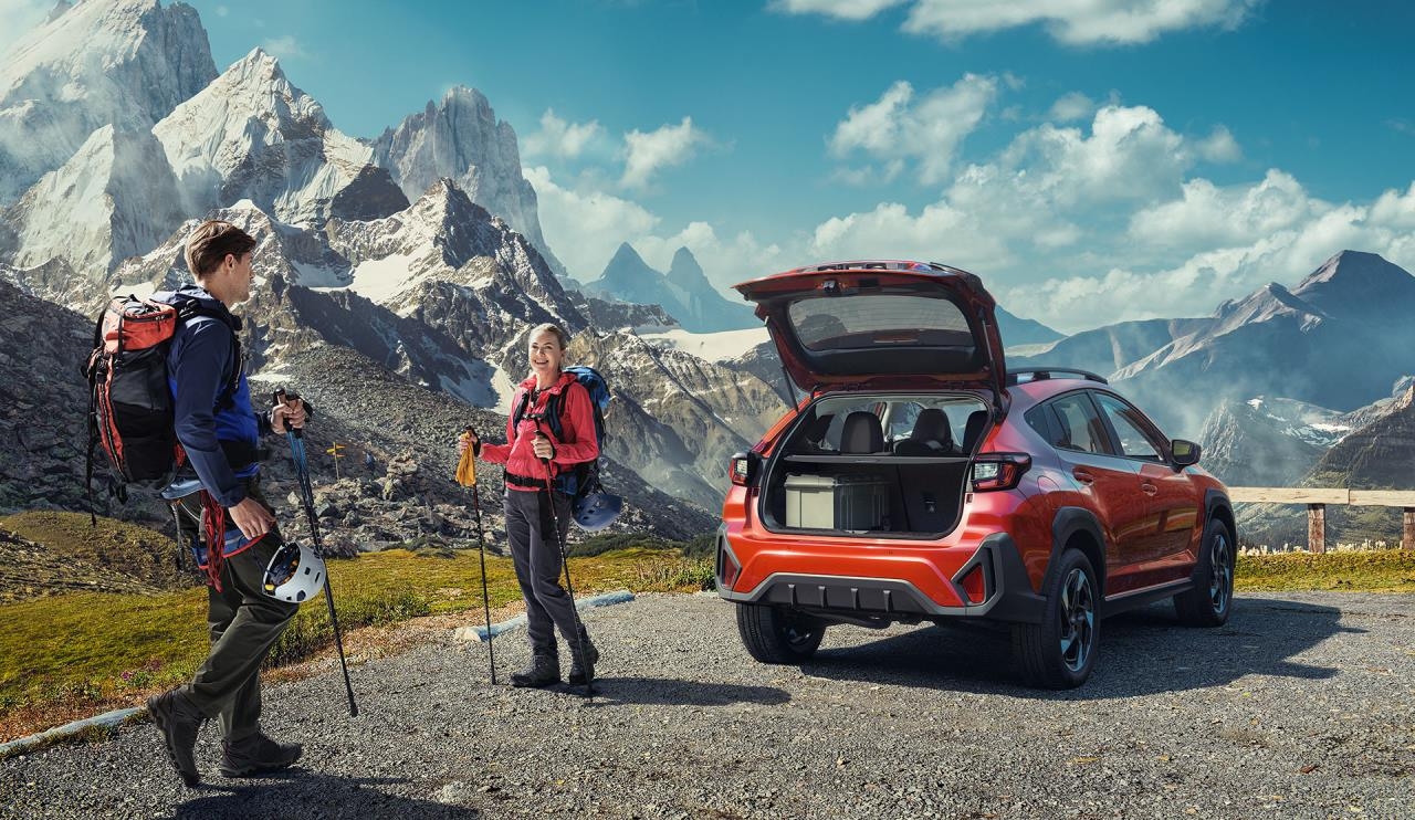 Le coffre ouvert du Subaru Crosstrek 2024 incluant des alpes en arrière-plan. 