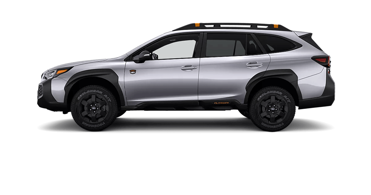 Vue latérale complète du Subaru Outback Wilderness 2025 argent, sur fond transparent studio, avec pneus tout-terrain et garnitures noires contrastantes.