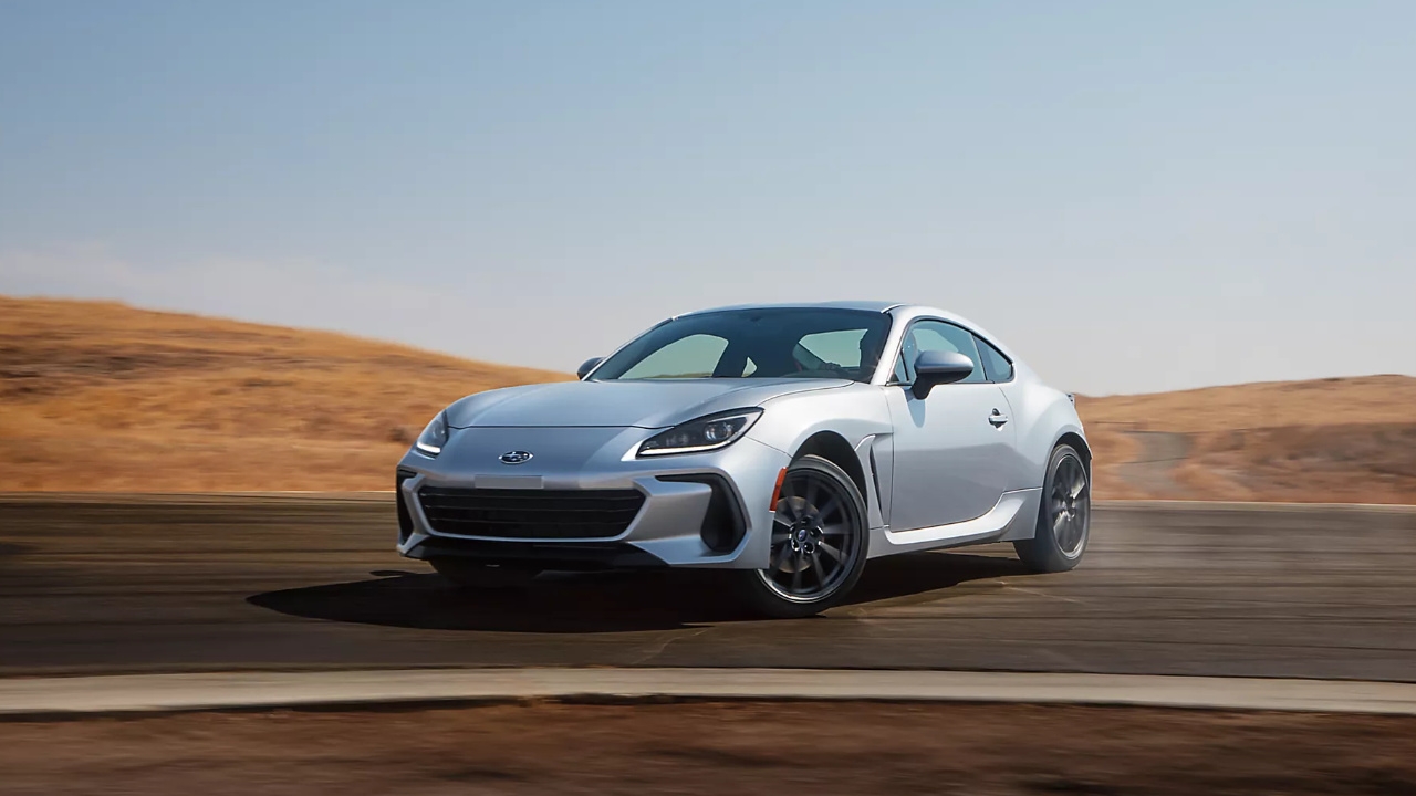 vue latérale avant d'un Subaru BRZ 2025 sur une route de campagne