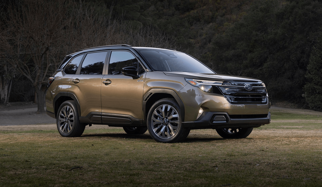 3/4 avant et latérale d'une Subaru Forester Hybrid 2025