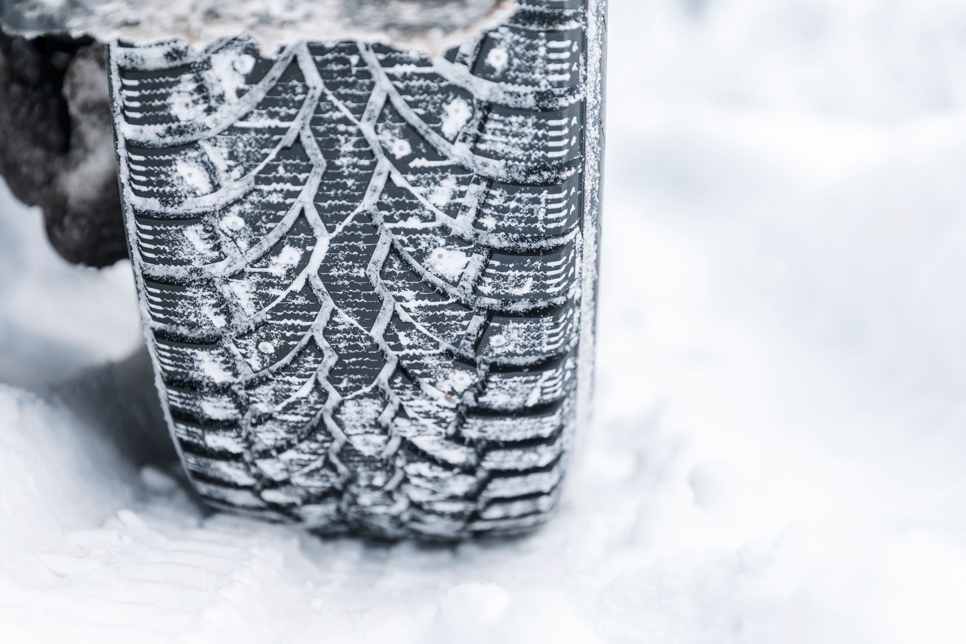 Vue Rapprochée sur un pneu d'hiver dans la neige.