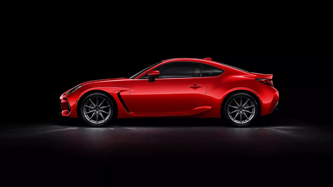 vue latérale d'un Subaru BRZ 2025 sur fond noir