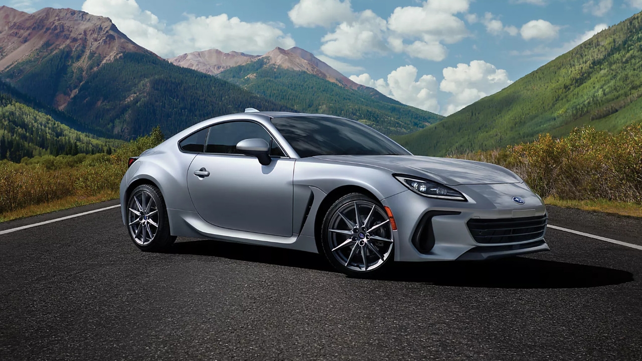 vue latérale avant d'un Subaru BRZ 2025 sur une route devant une chaine de montagnes