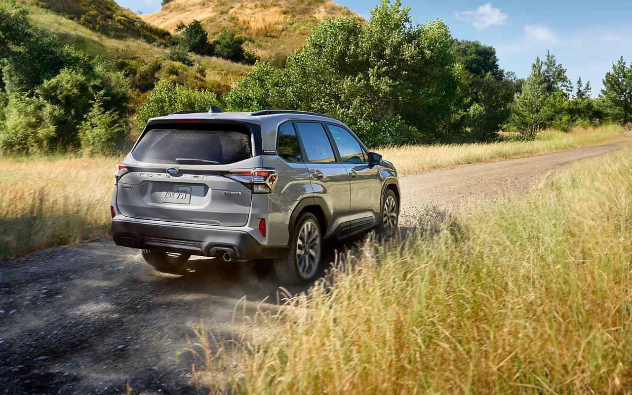 vue latérale arrière d'une Subaru Forester 2025 sur une route de campagne