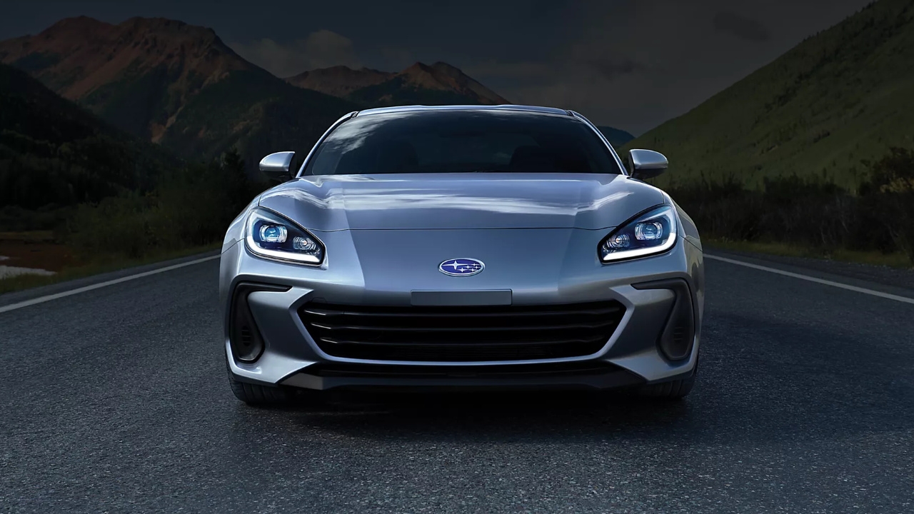 vue frontale d'un Subaru BRZ 2025 sur fond noir