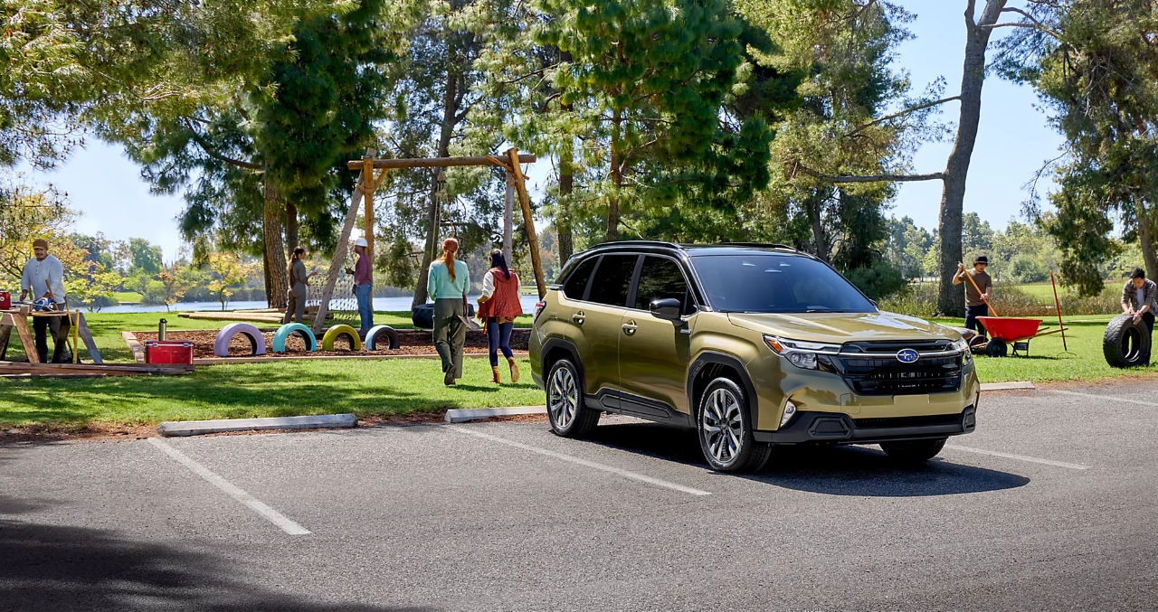 vue latérale avant d'un Subaru Forester 2025 garé devant un parc